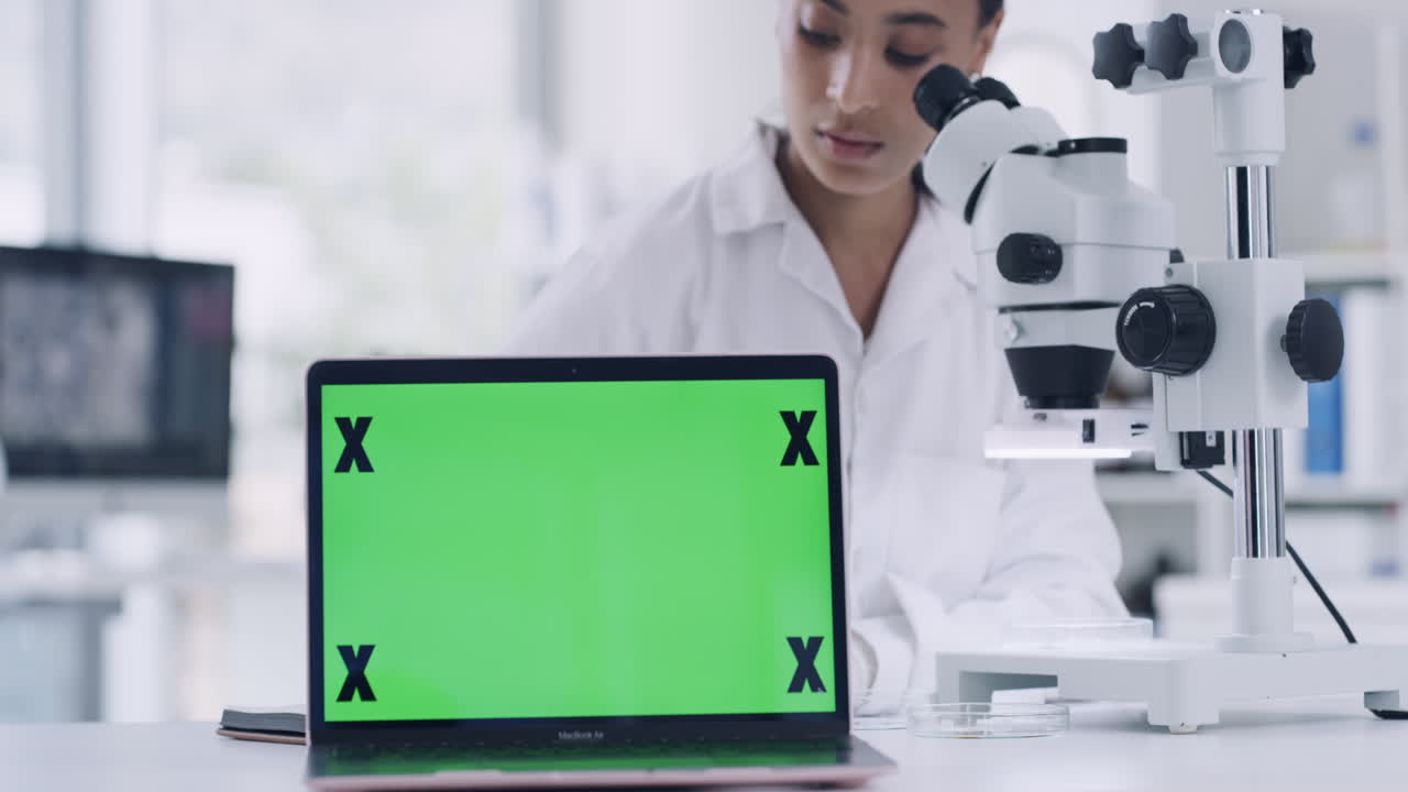 mujer científica analizando organismos bajo