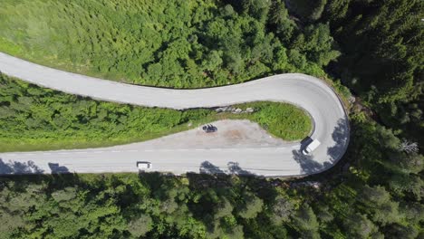 180-Grad-Kurve-An-Der-Kurvenreichen-Straße-E39-Durch-Tiefen-Wald-In-Førde-Norwegen---Statische-Vogelperspektive-Von-Oben-Nach-Unten-Mit-Vorbeifahrenden-Autos