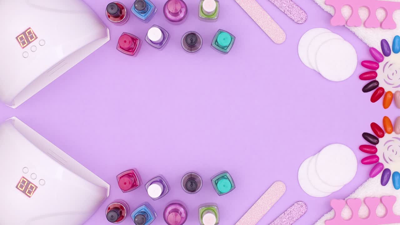 los accesorios de manicura hacen el marco en el tema púrpura.