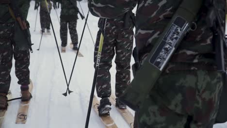 entrenamiento militar de esquí en condiciones invernales