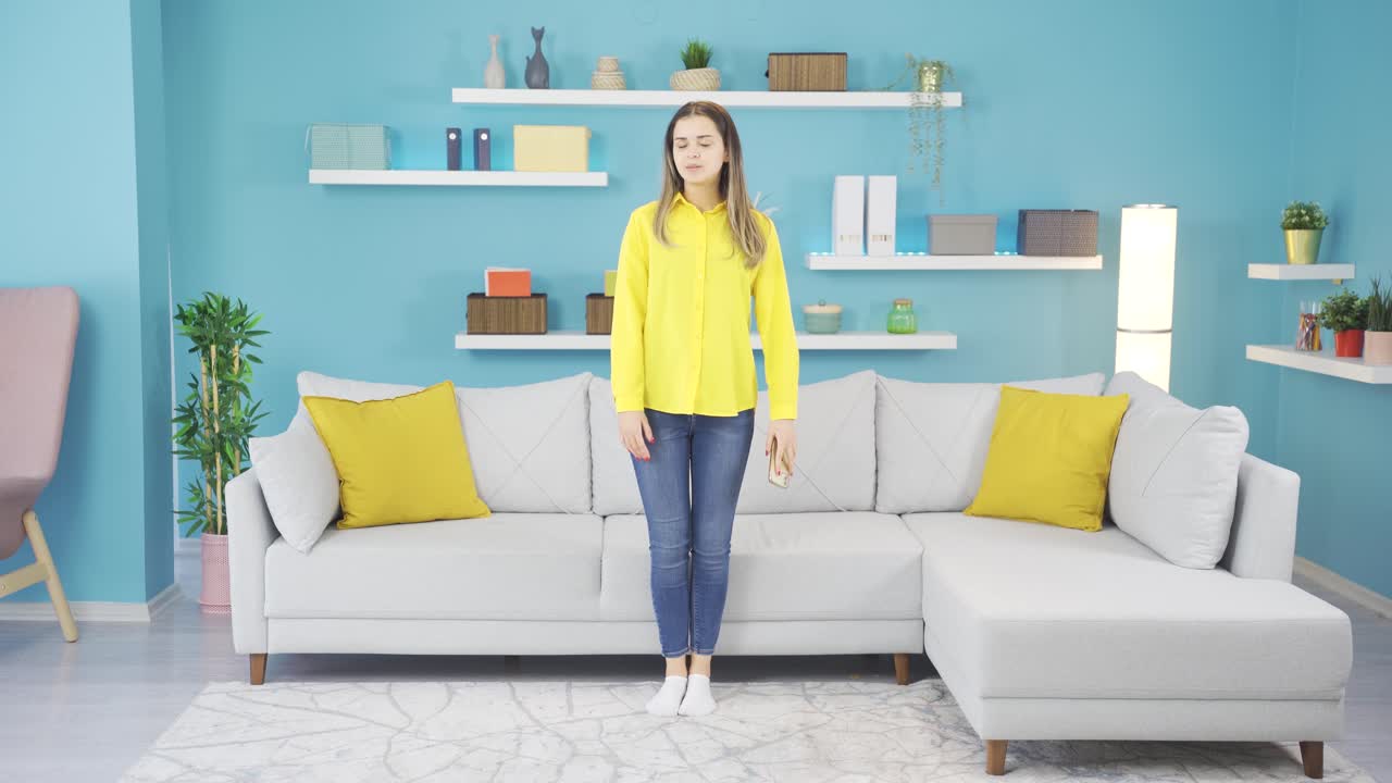 좌절된 재미있는 어린 소녀.