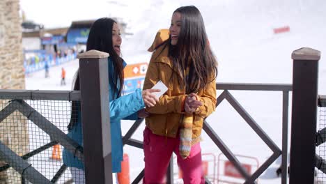 dos mujeres jóvenes en unas vacaciones de esquí de invierno