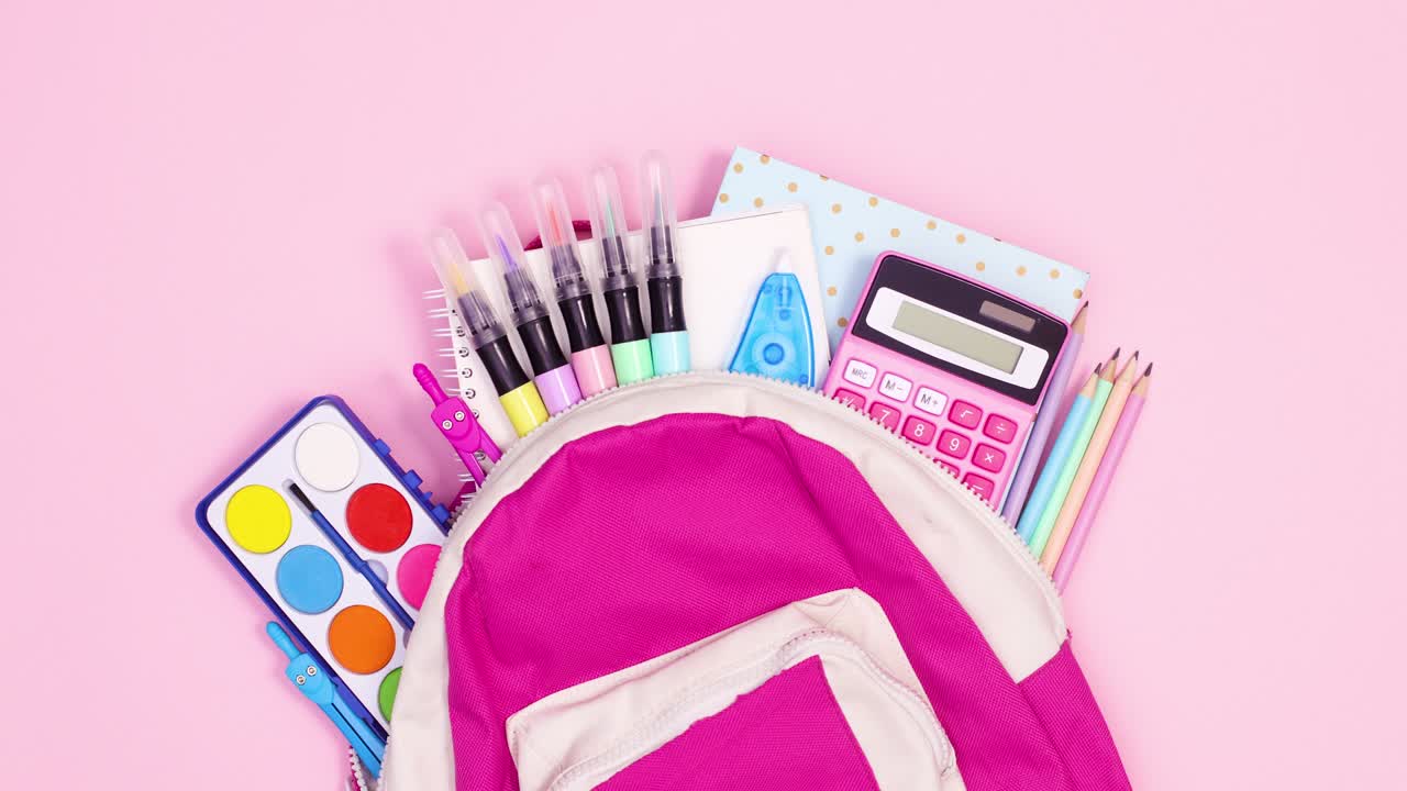 mochila rosa con herramientas escolares mover a la izquierda a la derecha en el tema rosa. detener el movimiento