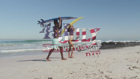 Amerikanische-Flagge-Weht-über-Text-Zum-Unabhängigkeitstag-Gegen-Ein-Paar,-Das-Surfbretter-Am-Strand-Trägt