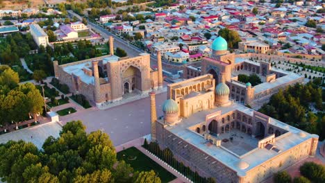 Medresen-Auf-Dem-Registan-Platz-In-Der-Stadt-Samarkand,-Usbekistan,-Zentralasien