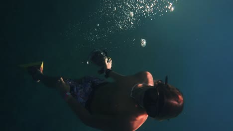 Underwater-photographer-films-bubbles-rising-to-surface