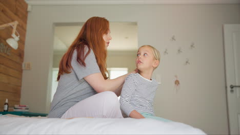 Gespräch,-Mutter-Und-Das-Bürsten-Der-Haare-Eines-Kindes