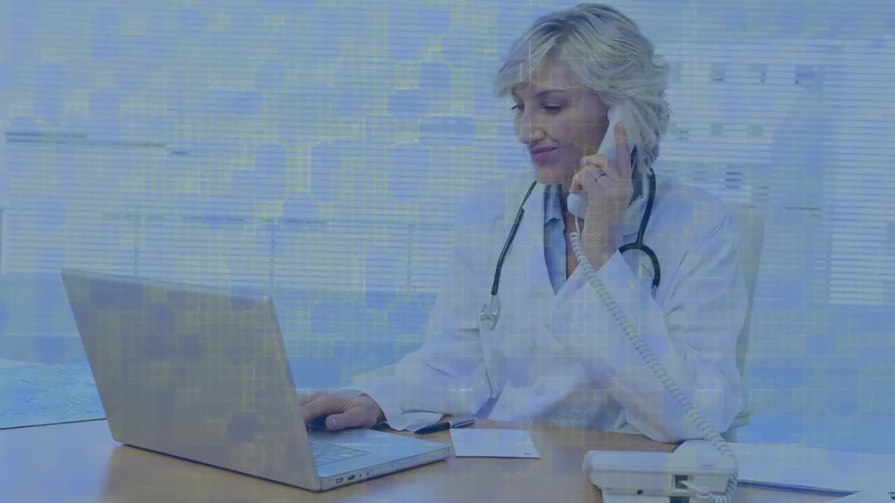 animación de una pantalla digital sobre una doctora hablando en un teléfono inteligente usando una computadora portátil