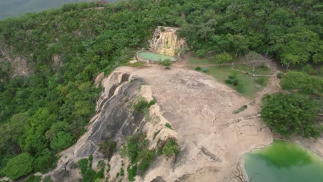 Luftaufnahme-Komplizierter-Erosionsmuster-Natürlicher-Becken-Auf-Den-Klippen-Von-Hierve-El-Agua