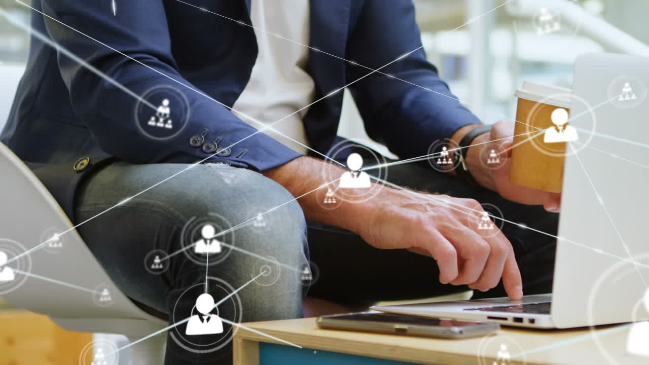 사무실에서 노트북을 사용하는 사업가의 중간 섹션에 대한 프로필 아이콘 네트워크의 애니메이션