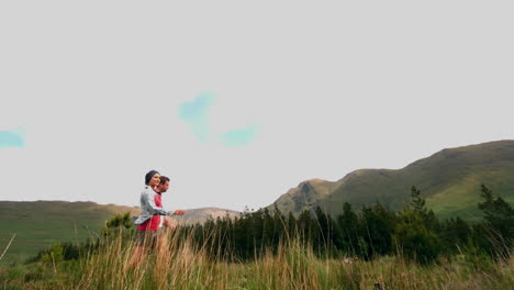 pareja caminando juntos por el campo