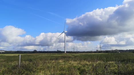 cielo azul tecnología de turbinas eólicas renovables girando en el campo rural británico