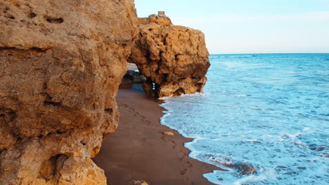 las olas del mar están salpicando la playa rocosa de portugal.