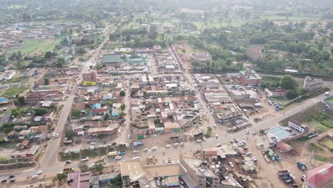 Geschäftiges-Zentrum-Der-Afrikanischen-Stadt-Loitokitok-Im-Süden-Kenias,-Luftaufnahme