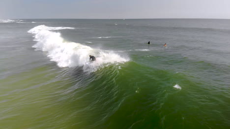 Epische-Drohnenfahrt-Eines-Surfers,-Der-Auf-Einer-Welle-Reitet