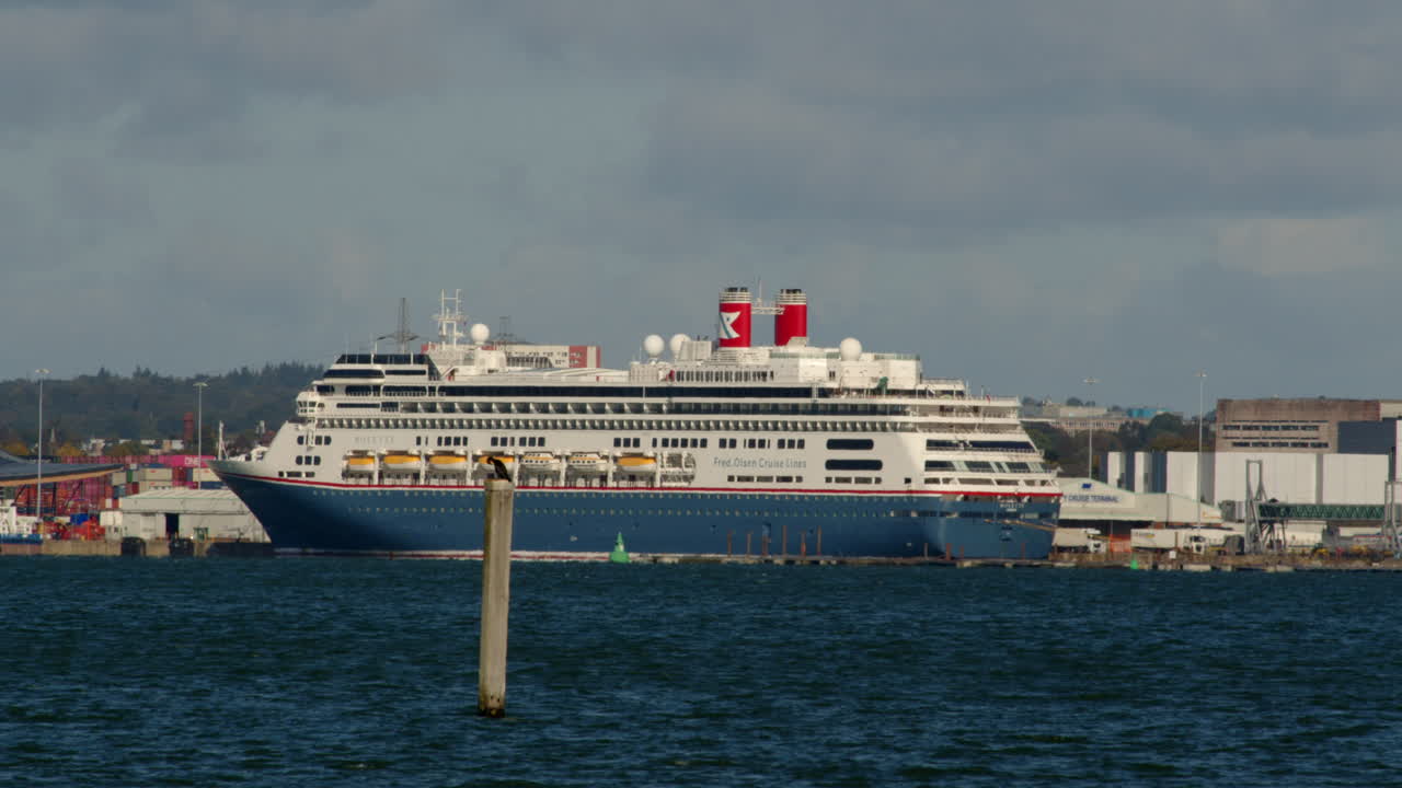 una toma de un solo crucero amarrado en la terminal de cruceros de southampton