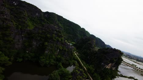 Vista-Aérea-Del-Paisaje-De-Naturaleza-Tropical-Verde-Tamcoc-Fpv-Drone