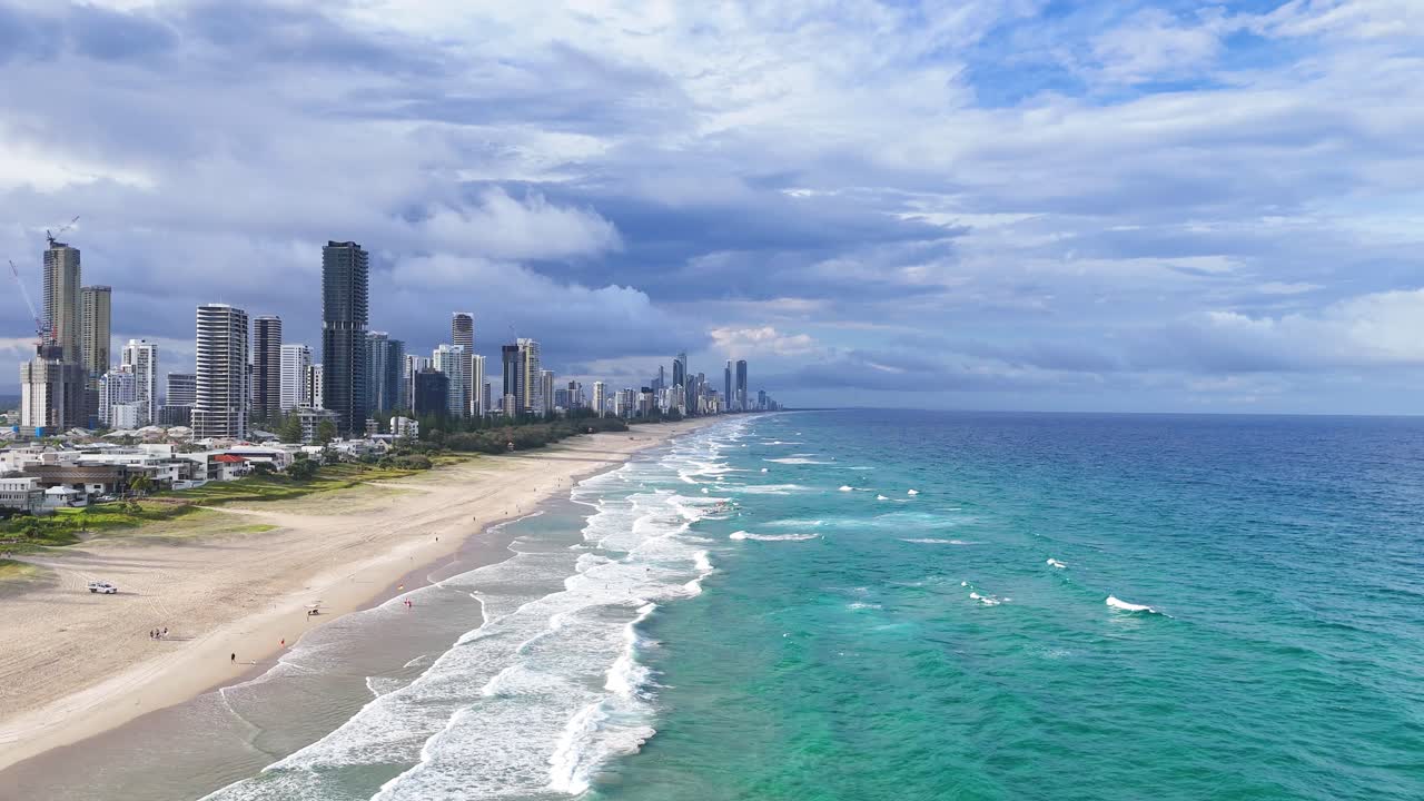 Vista aerea della spiaggia e dello skyline di Gold Coast
