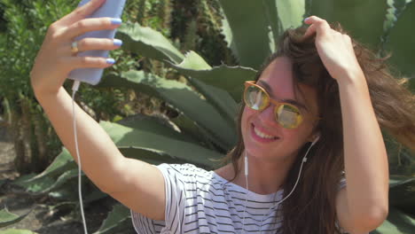 joven feliz tomando una selfie al aire libre