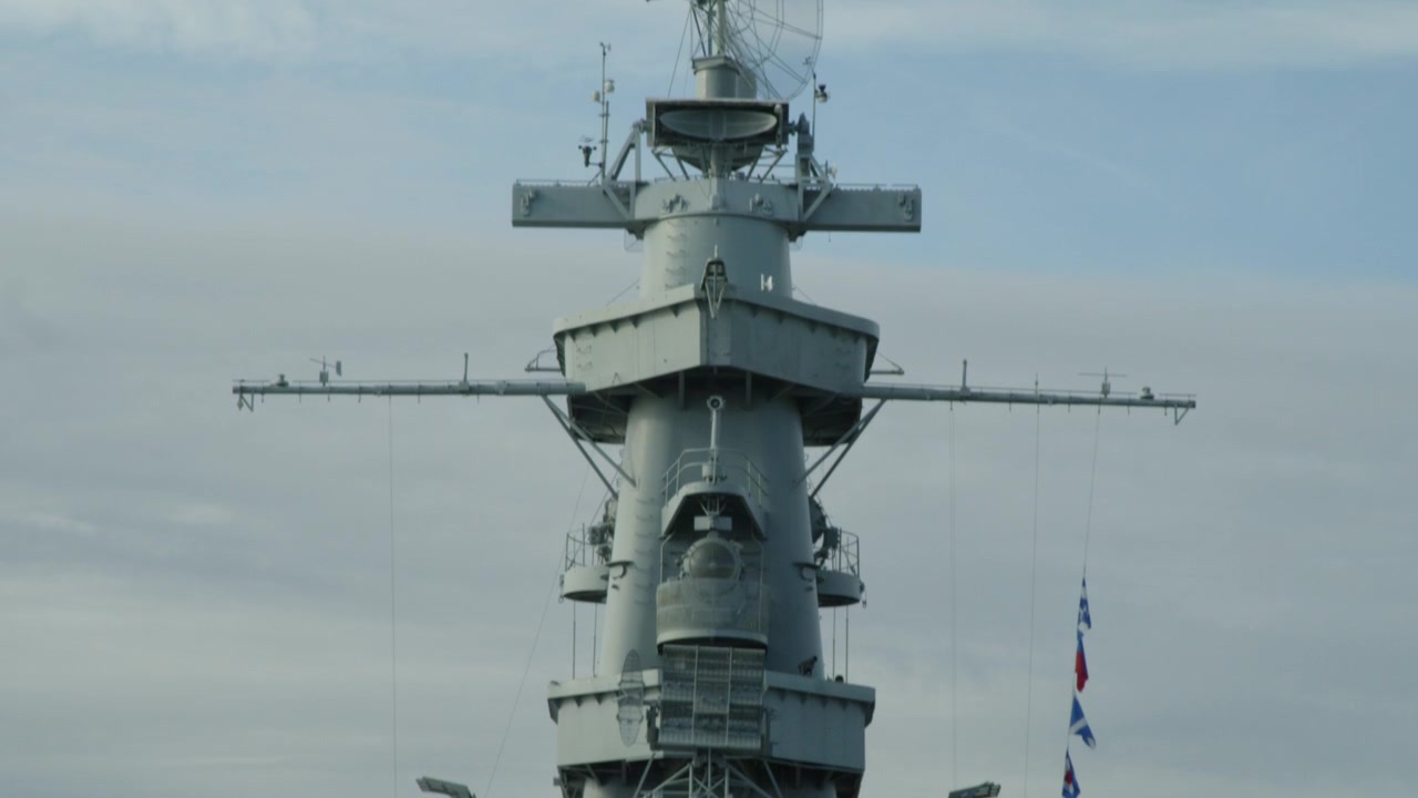 Primo piano di cannoni sulla nave da guerra USS