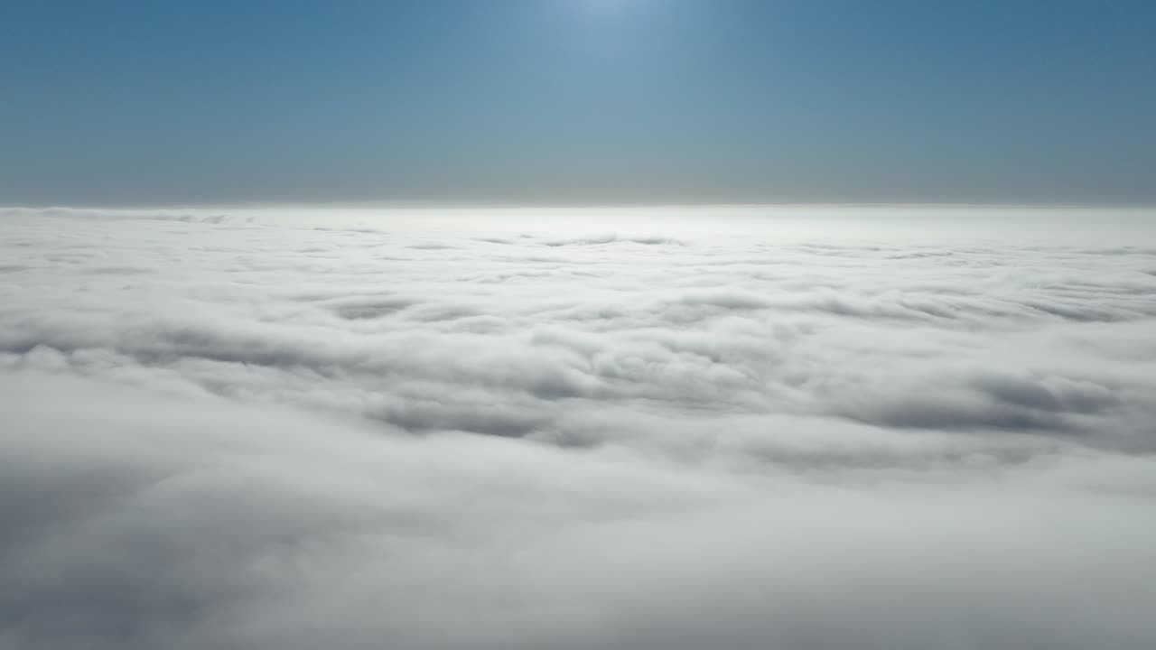 lapso de tiempo desde arriba de las nubes al amanecer con drone 02