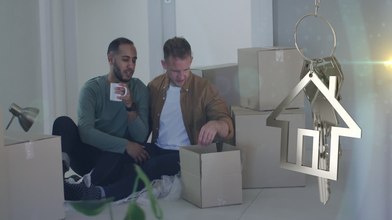 animación de rastros de llave y luz sobre la casa de mudanza de una pareja de hombres diversa.