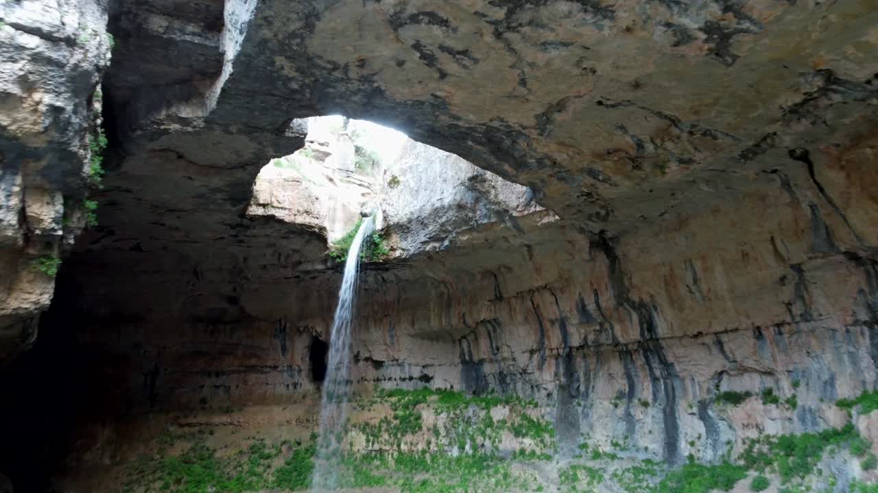 cascada de inmersión en el sumidero del desfiladero de balaa en tannourine, líbano