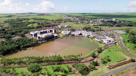 Centro-Comercial-De-Caoba-En-Mauricio,-Mostrando-Edificios-Y-El-Paisaje-Circundante,-Durante-El-Día,-Vista-Aérea