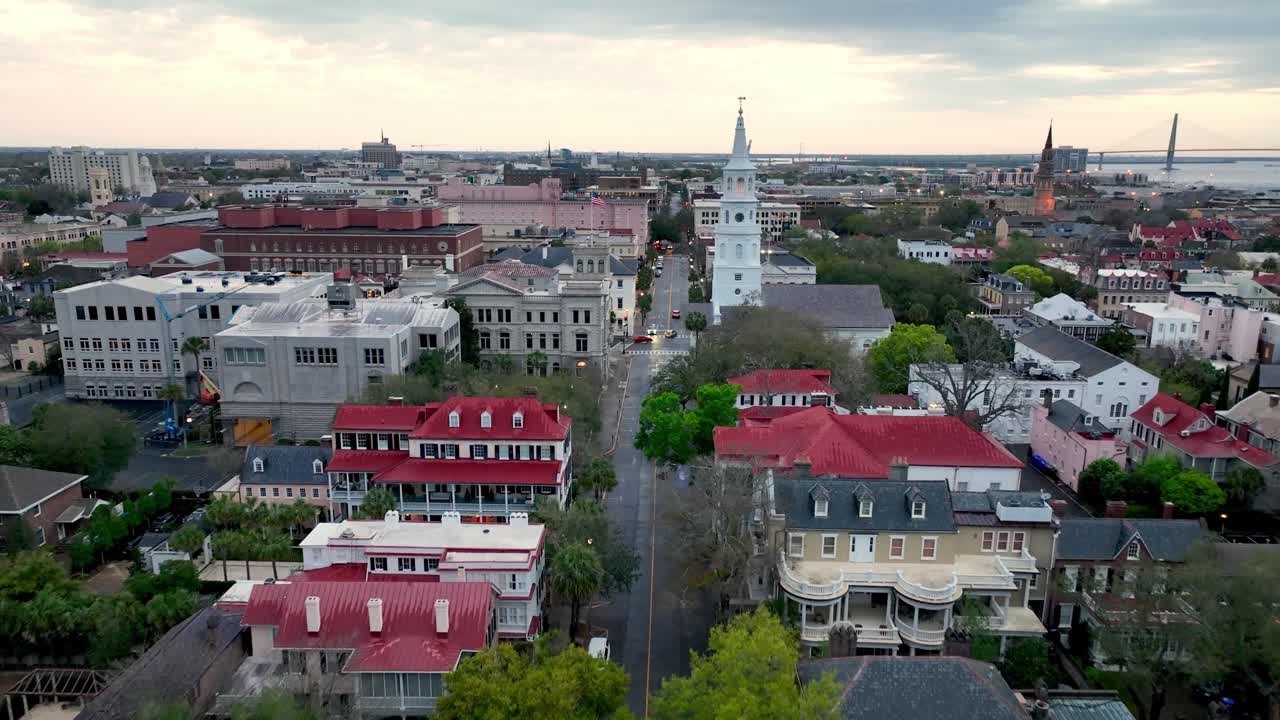 empuje aéreo sobre el distrito histórico de charleston sc, carolina del sur