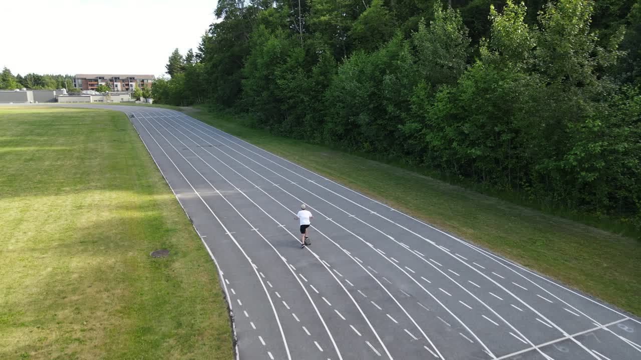 젊은 남성 스케이트보더를 따라 달리는 드론
