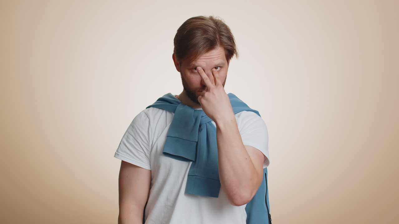 joven apuntando a sus ojos y la cámara muestra que te estoy viendo espiar gestos mirando a alguien