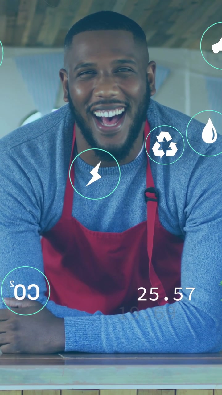 Video verticale: Venditore che si appoggia al bancone ridendo, mentre icone ecologiche appaiono sopra di lui mostrando dati.