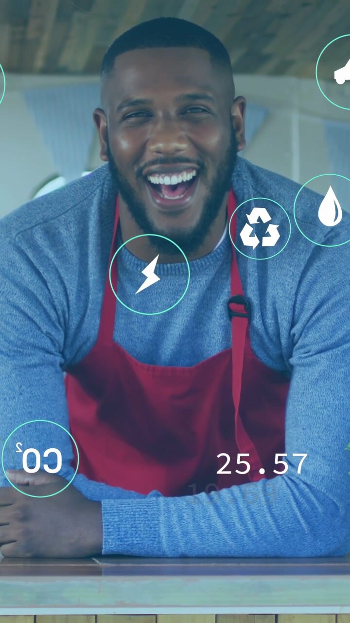 Video verticale: Venditore che si appoggia al bancone ridendo, mentre icone ecologiche appaiono sopra di lui mostrando dati.