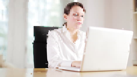 mujer de negocios con datos tecnológicos superpuestos