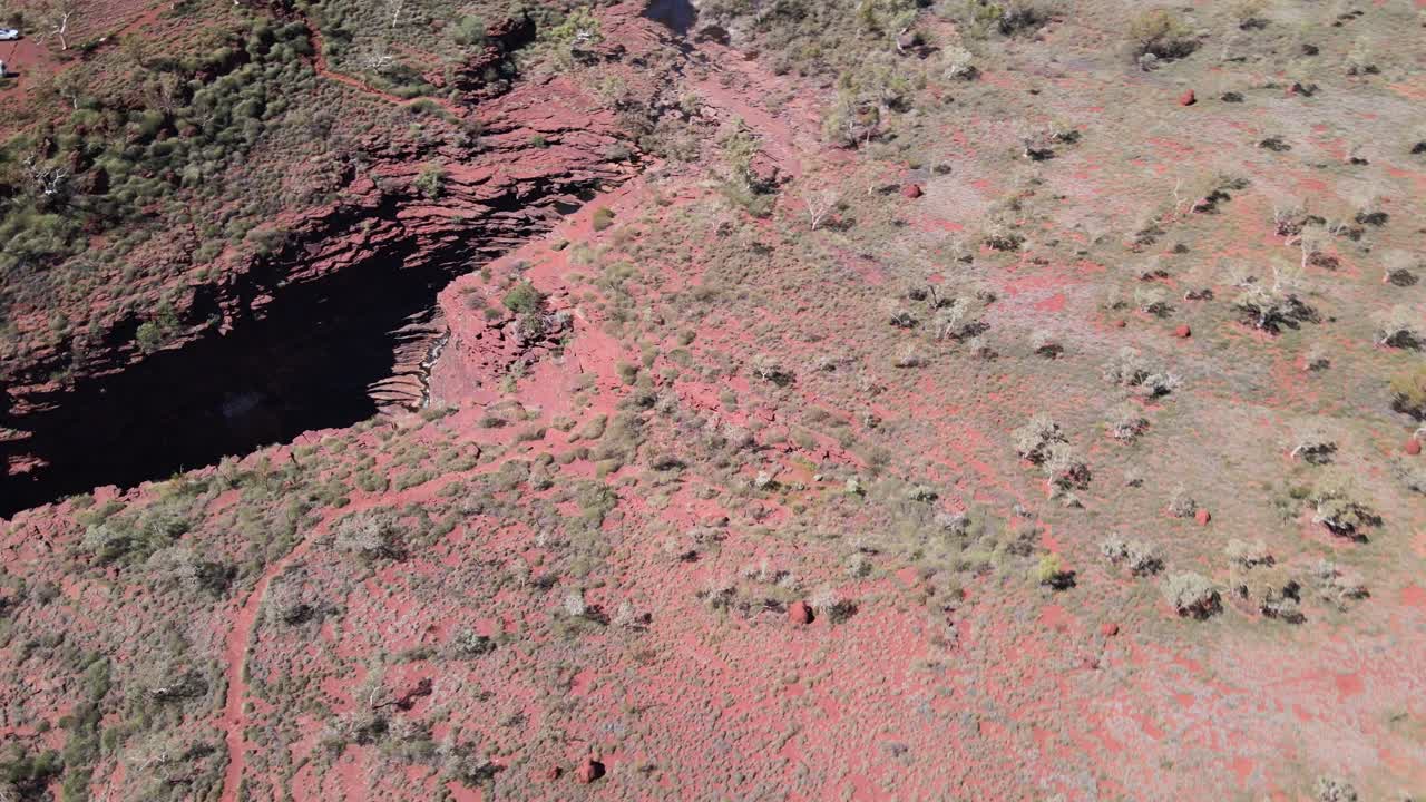 드론이 카르지니 국립공원의 조프리 협곡과 폭포 위를 내려다 보니 황량한 땅이 드러났다.