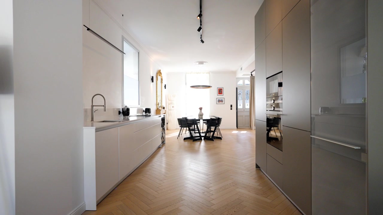 Cucina e zona pranzo moderne e luminose con arredamento minimalista e luce naturale