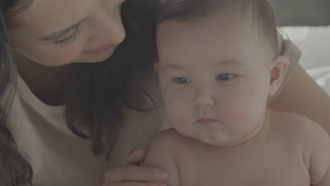 엄마와 함께 웃는 귀여운 행복한 아기의 초상화