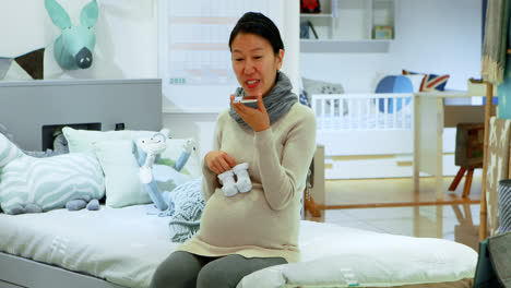 Pregnant-woman-talking-on-mobile-phone-4k