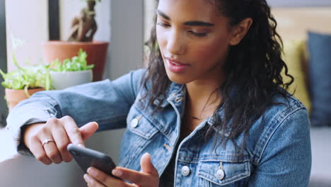 chica con teléfono inteligente en las manos