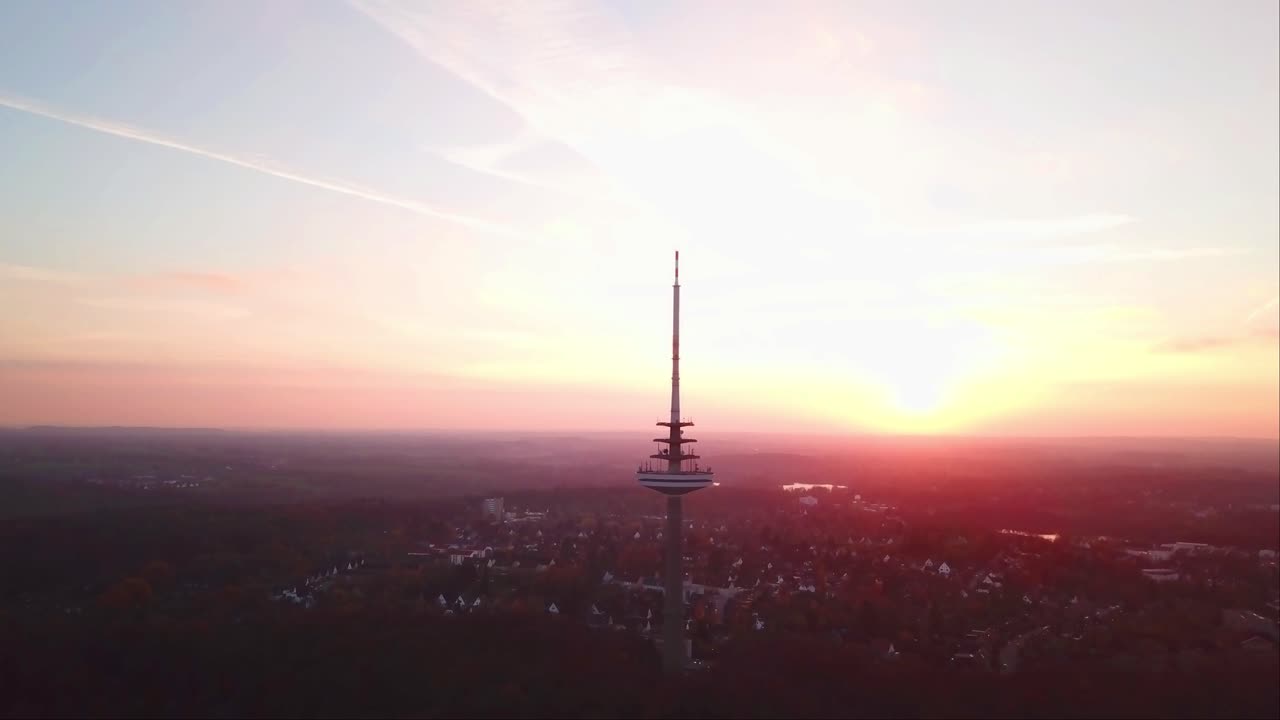 toma aérea de drones de la torre de televisión de transmisión de kiel con un cielo vespertino rojizo