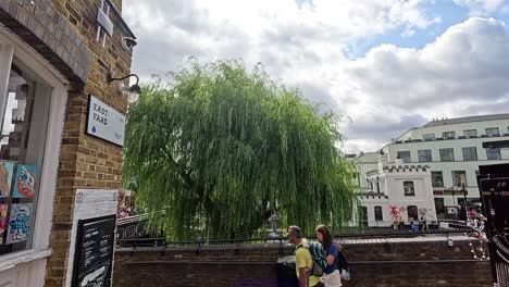 personas caminando cerca del canal de la ciudad de camden