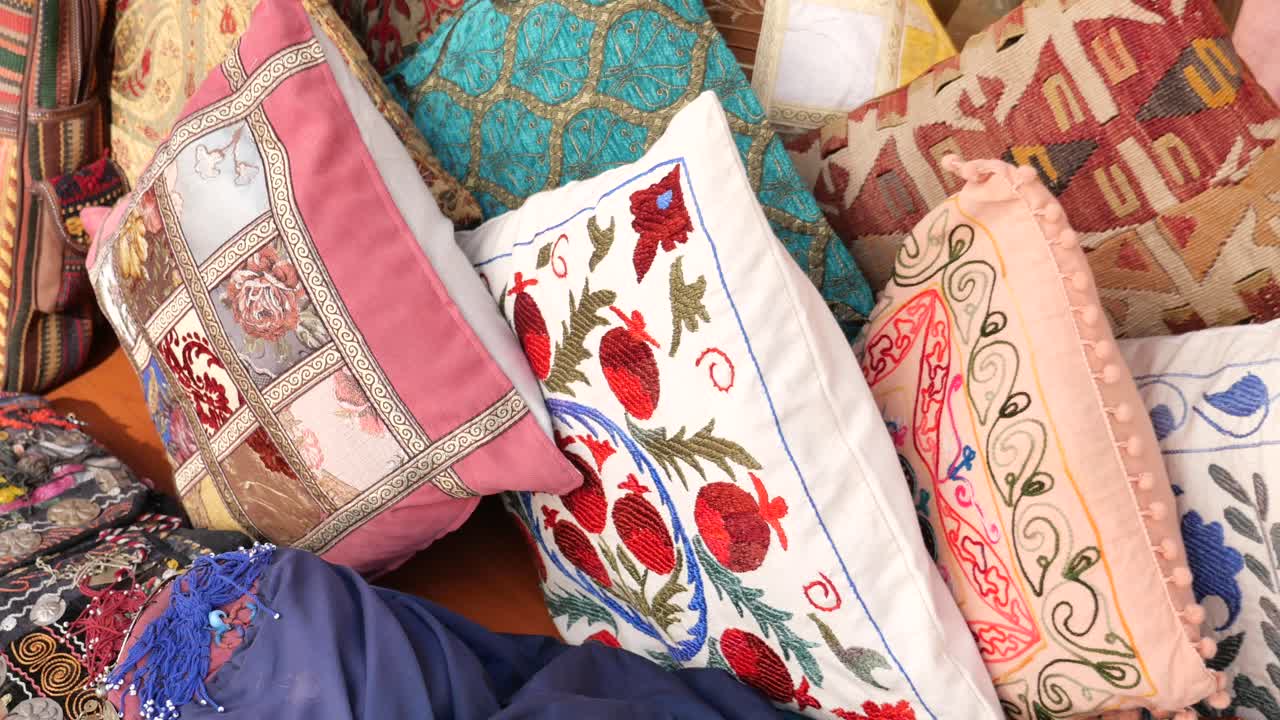 almohadas bordadas de colores con patrones tradicionales turcos