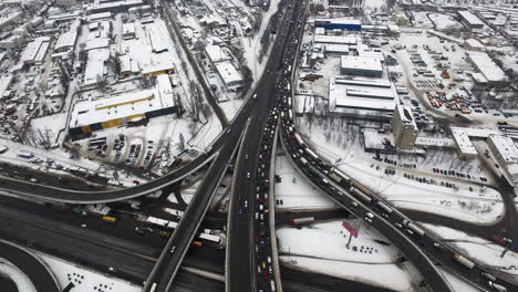 Luftaufnahme,-Bewegung-Von-Autos-Auf-Der-Autobahnkreuzung-Der-Stadt.-Winterstraßen-In-Der-Stadt