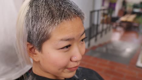 머리카락을 잘라가는 여자