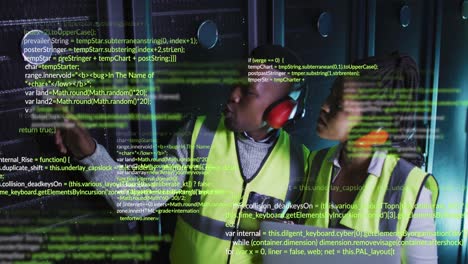 animación del procesamiento de datos sobre ingenieros afroamericanos masculinos y femeninos que trabajan en la sala del servidor