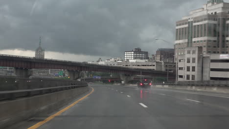 Conducir-En-Una-Carretera-Durante-Una-Tormenta