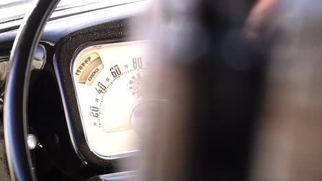 toma panorámica de primer plano en cámara lenta desde el salpicadero de un coche antiguo o un veterano con una elegante pantalla de velocidad analógica de estilo retro