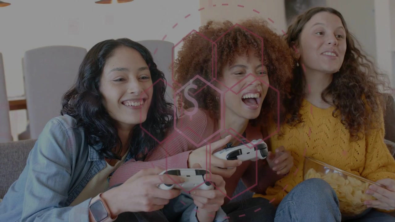 Tre donne che premono controller bianchi e competono in una partita di gaming, con un overlay esagonale rosa che mostra la vittoria