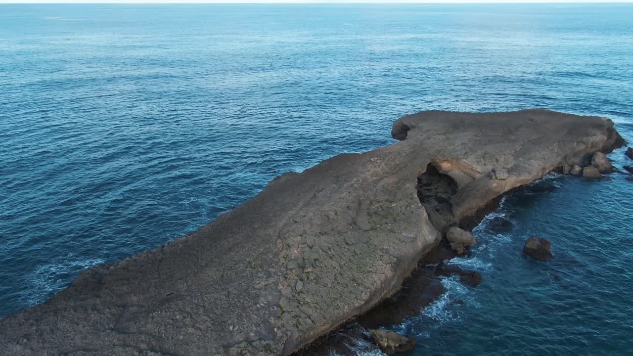 하와이 오아후에 있는 쿠쿠이홀루아 섬의 석조 형성의 상승 영상