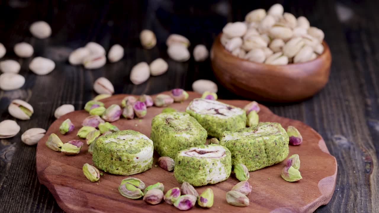 poner delicias turcas frescas con pistachos triturados y chocolate en una tabla